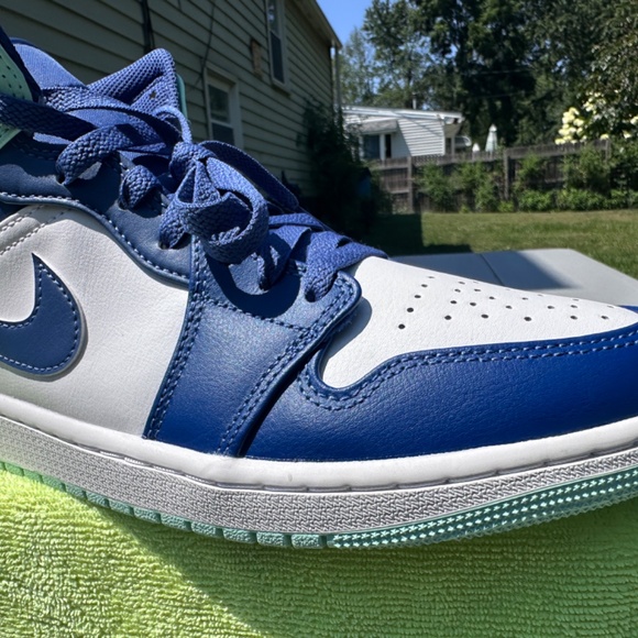 Size 9.5 - Nike Air Jordan 1 Mid Mystic Mens Navy Mint White Sneaker 554724-413 - Picture 7 of 16